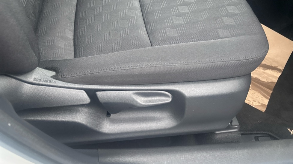 Toyota Yaris 1.5 Hybrid Icon 5dr CVT Hybrid Hatchback - Image 17