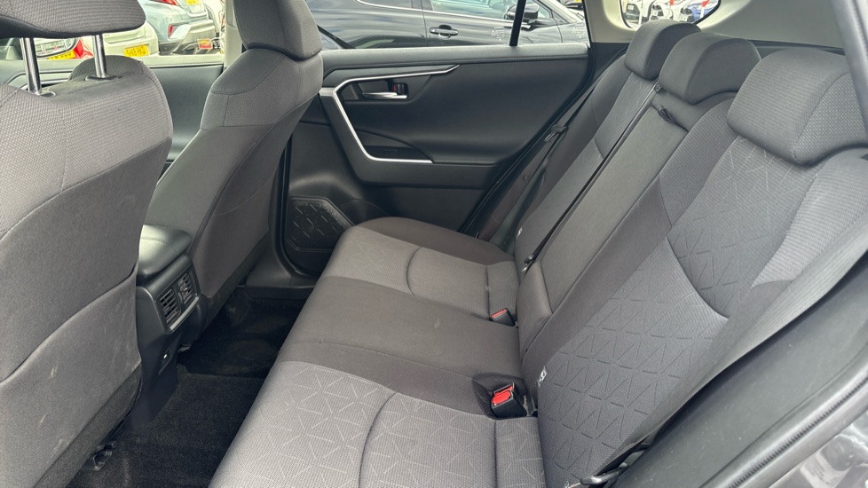 Toyota RAV4 2.5 VVT-i Hybrid Design 5dr CVT 2WD Hybrid Estate - Image 15