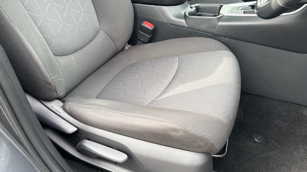 Toyota RAV4 2.5 VVT-i Hybrid Design 5dr CVT 2WD Hybrid Estate - Image 17