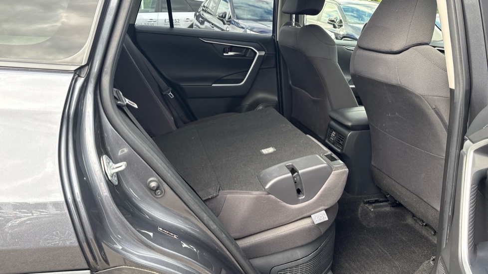 Toyota RAV4 2.5 VVT-i Hybrid Design 5dr CVT 2WD Hybrid Estate - Image 18