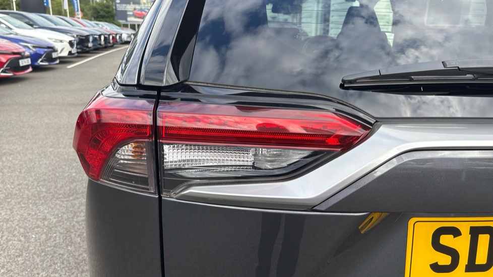 Toyota RAV4 2.5 VVT-i Hybrid Design 5dr CVT 2WD Hybrid Estate - Image 21