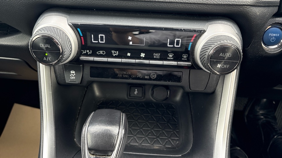 Toyota RAV4 2.5 VVT-i Hybrid Design 5dr CVT 2WD Hybrid Estate - Image 32