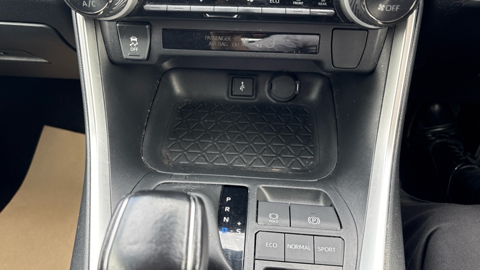 Toyota RAV4 2.5 VVT-i Hybrid Design 5dr CVT 2WD Hybrid Estate - Image 33