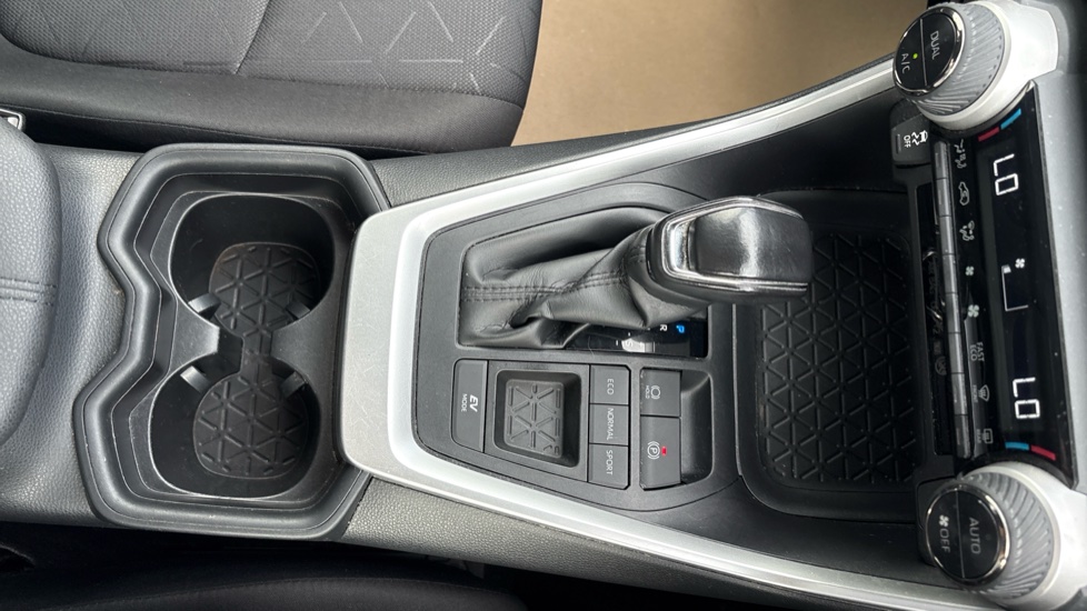 Toyota RAV4 2.5 VVT-i Hybrid Design 5dr CVT 2WD Hybrid Estate - Image 34