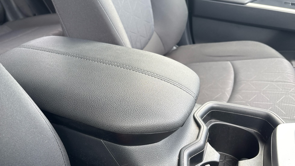 Toyota RAV4 2.5 VVT-i Hybrid Design 5dr CVT 2WD Hybrid Estate - Image 35