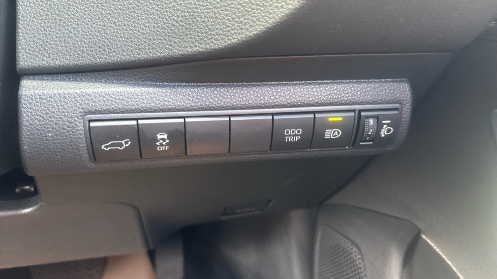 Toyota Corolla 1.8 Hybrid Design 5dr CVT Hybrid Estate - Image 43