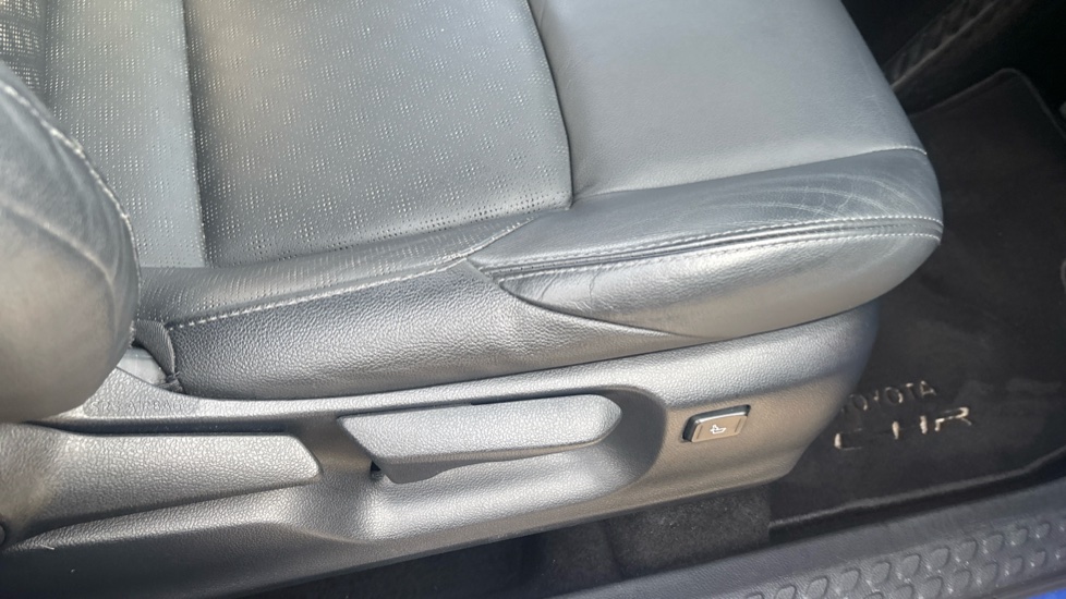 Toyota C-HR 1.8 Hybrid Dynamic 5dr CVT Hybrid Hatchback - Image 17
