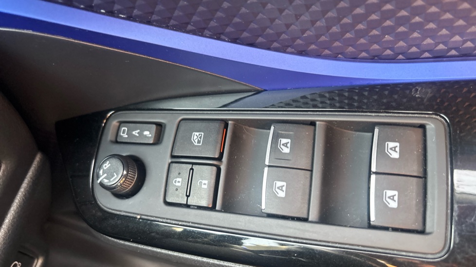 Toyota C-HR 1.8 Hybrid Dynamic 5dr CVT Hybrid Hatchback - Image 42