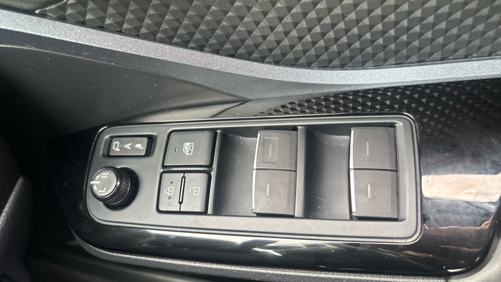 Toyota C-HR 2.0 Hybrid Design 5dr CVT Hybrid Hatchback - Image 39