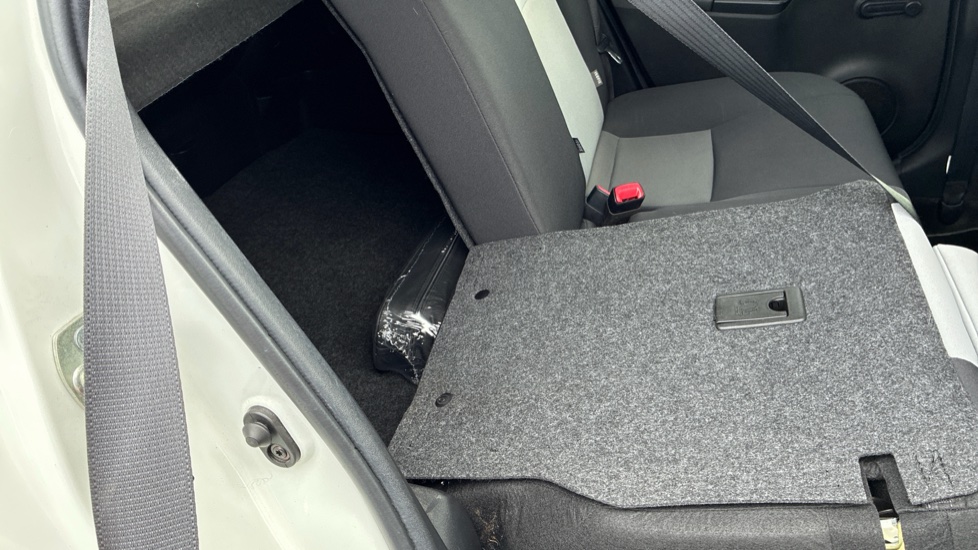 Toyota Yaris 1.5 Hybrid Design 5dr CVT Hybrid Hatchback - Image 18