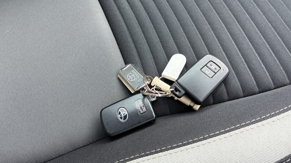 Toyota Yaris 1.5 Hybrid Design 5dr CVT Hybrid Hatchback - Image 28