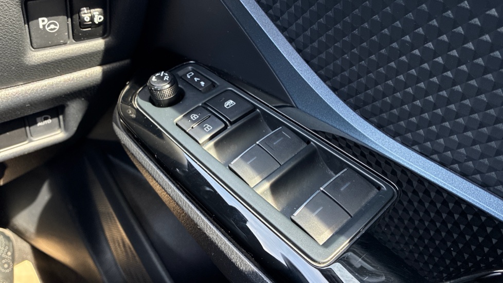 Toyota C-HR 1.8 Hybrid Design 5dr CVT Hybrid Hatchback - Image 31