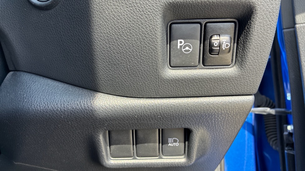 Toyota C-HR 1.8 Hybrid Design 5dr CVT Hybrid Hatchback - Image 33