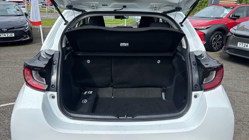 Toyota Yaris 1.5 Hybrid Icon 5dr CVT Hybrid Hatchback - Image 13