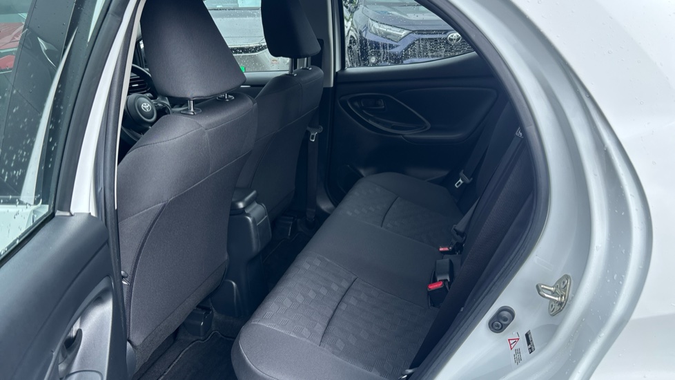 Toyota Yaris 1.5 Hybrid Icon 5dr CVT Hybrid Hatchback - Image 15