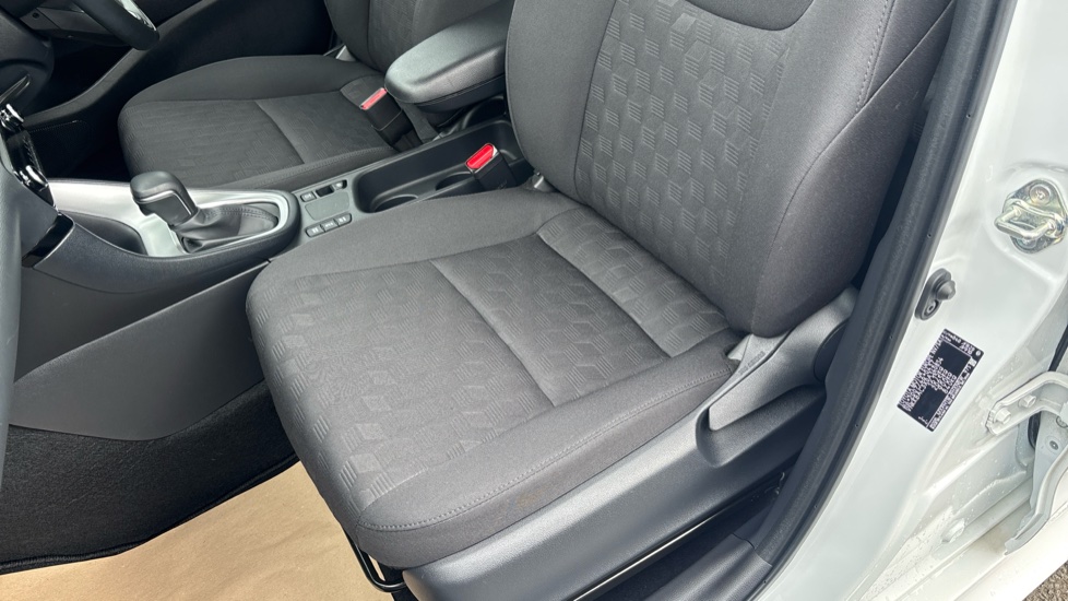 Toyota Yaris 1.5 Hybrid Icon 5dr CVT Hybrid Hatchback - Image 17