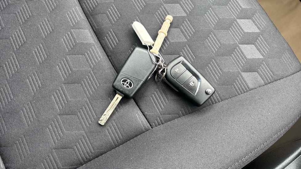 Toyota Yaris 1.5 Hybrid Icon 5dr CVT Hybrid Hatchback - Image 28