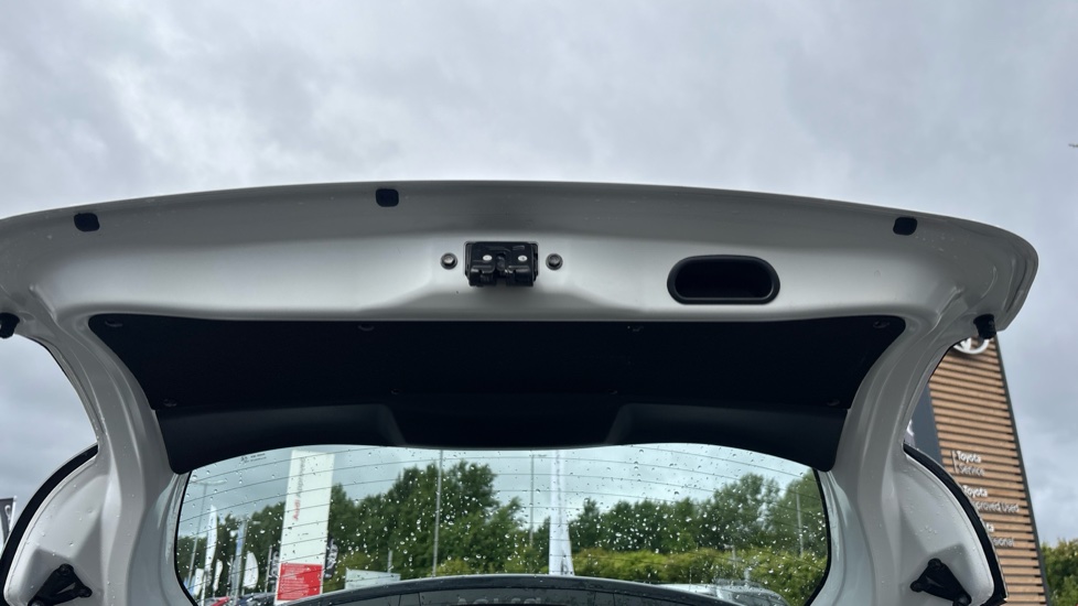 Toyota Yaris 1.5 Hybrid Icon 5dr CVT Hybrid Hatchback - Image 30
