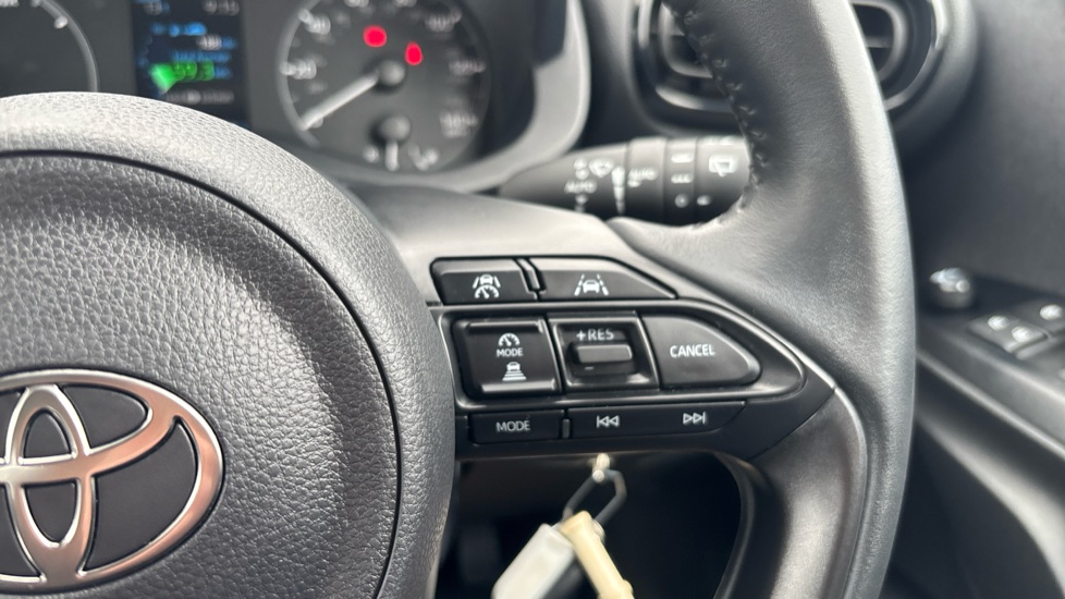 Toyota Yaris 1.5 Hybrid Icon 5dr CVT Hybrid Hatchback - Image 37