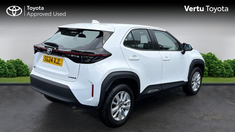 Toyota Yaris Cross 1.5 Hybrid Icon 5dr CVT Hybrid Estate - Image 2