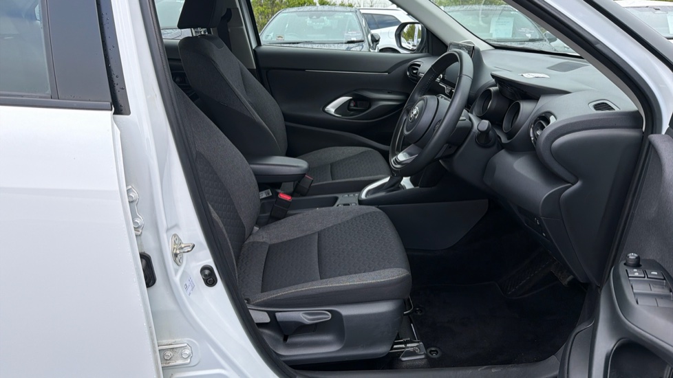 Toyota Yaris Cross 1.5 Hybrid Icon 5dr CVT Hybrid Estate - Image 12