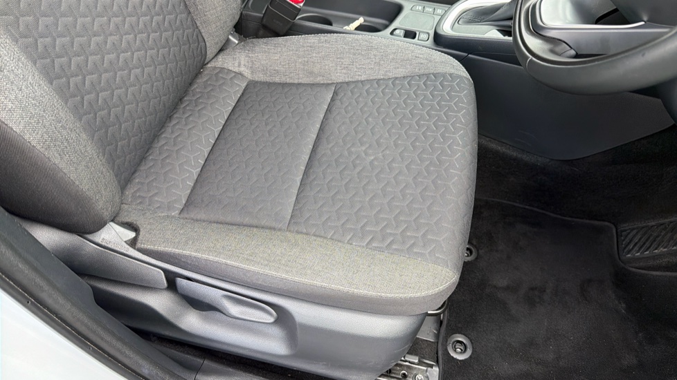 Toyota Yaris Cross 1.5 Hybrid Icon 5dr CVT Hybrid Estate - Image 17