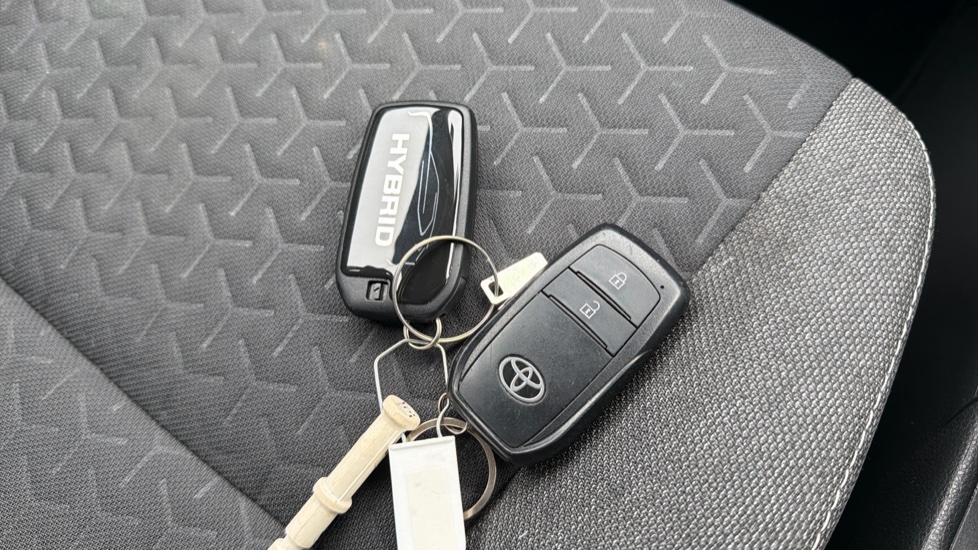 Toyota Yaris Cross 1.5 Hybrid Icon 5dr CVT Hybrid Estate - Image 28