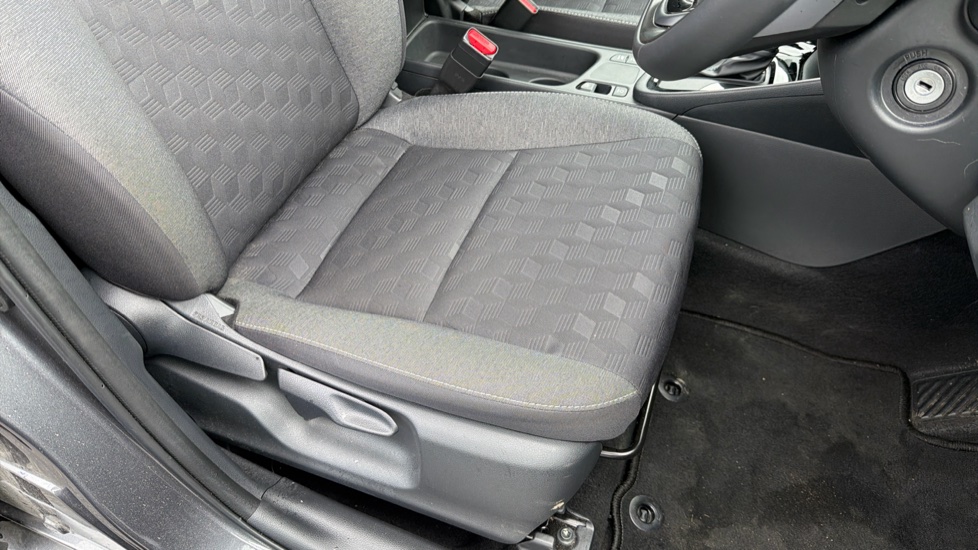 Toyota Yaris 1.5 Hybrid Design 5dr CVT Hybrid Hatchback - Image 17
