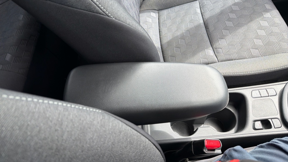 Toyota Yaris 1.5 Hybrid Design 5dr CVT Hybrid Hatchback - Image 49