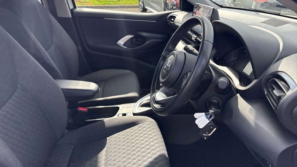 Toyota Yaris 1.5 Hybrid Icon 5dr CVT Hybrid Hatchback - Image 12