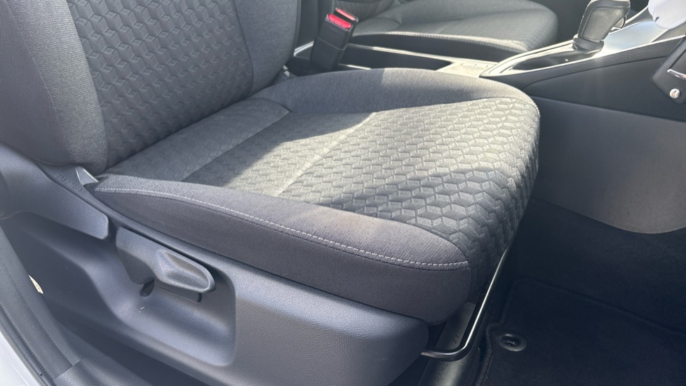 Toyota Yaris 1.5 Hybrid Icon 5dr CVT Hybrid Hatchback - Image 17