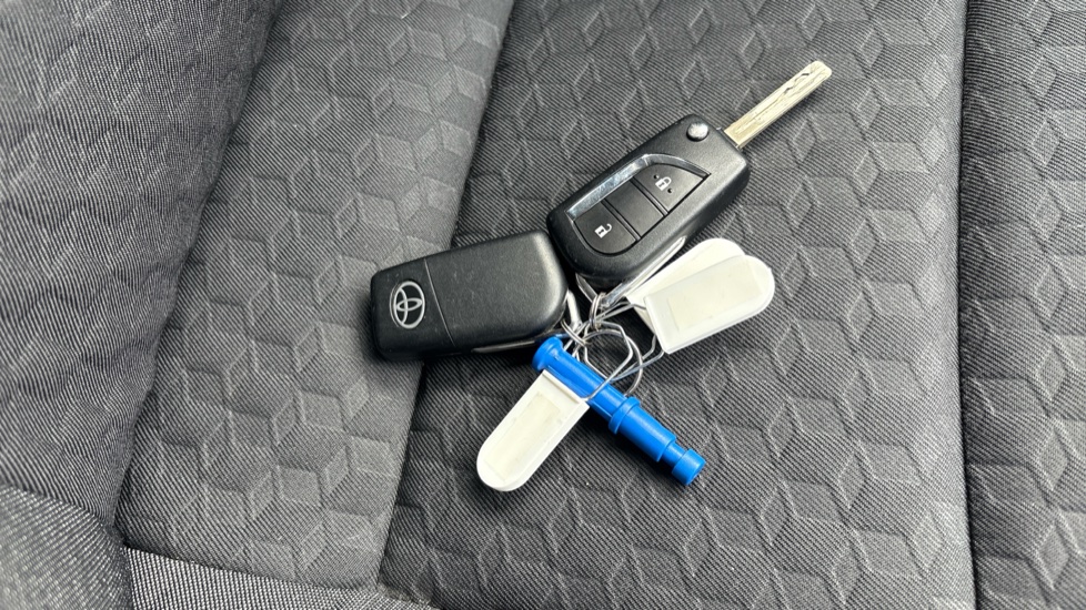 Toyota Yaris 1.5 Hybrid Icon 5dr CVT Hybrid Hatchback - Image 28
