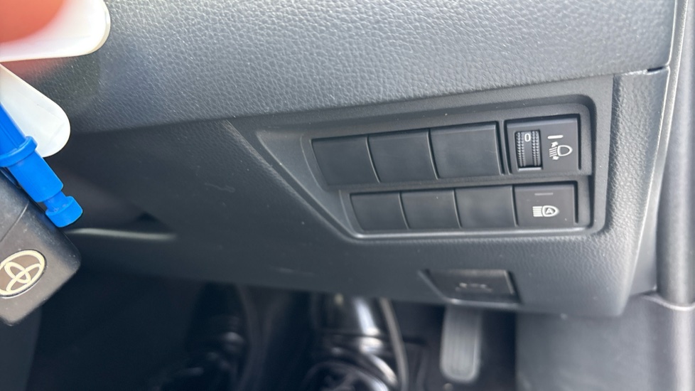 Toyota Yaris 1.5 Hybrid Icon 5dr CVT Hybrid Hatchback - Image 44