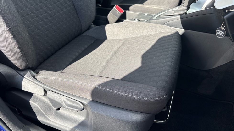 Toyota Yaris 1.5 Hybrid Design 5dr CVT Hybrid Hatchback - Image 17