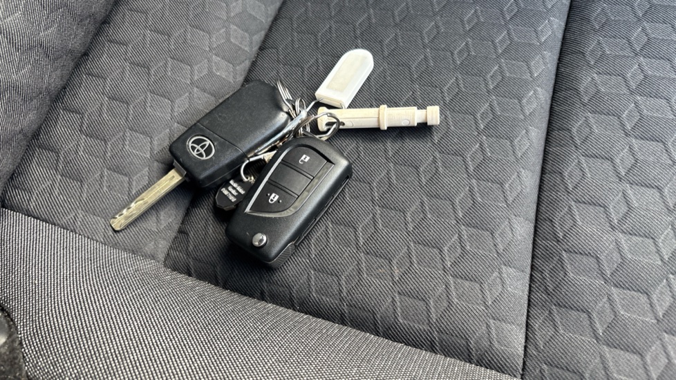 Toyota Yaris 1.5 Hybrid Design 5dr CVT Hybrid Hatchback - Image 28