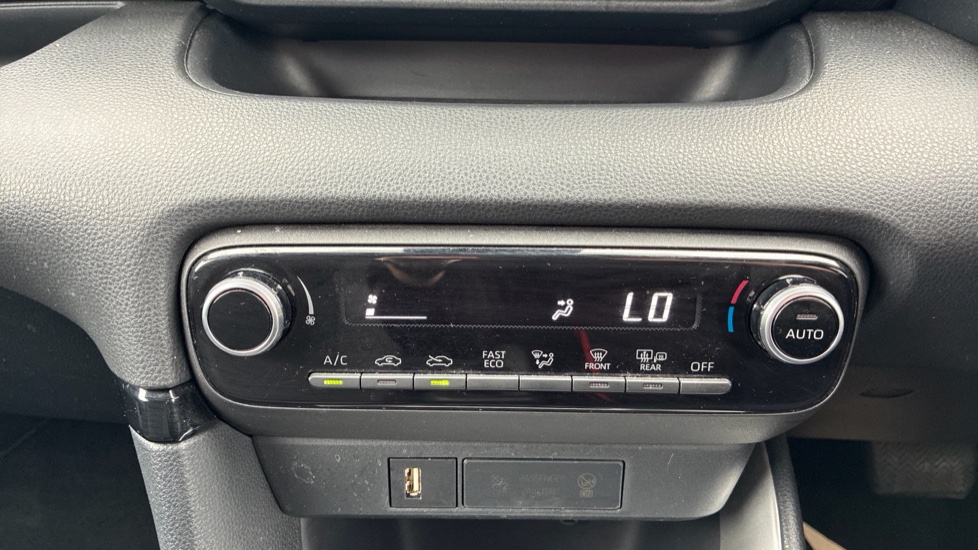 Toyota Yaris 1.5 Hybrid Design 5dr CVT Hybrid Hatchback - Image 35
