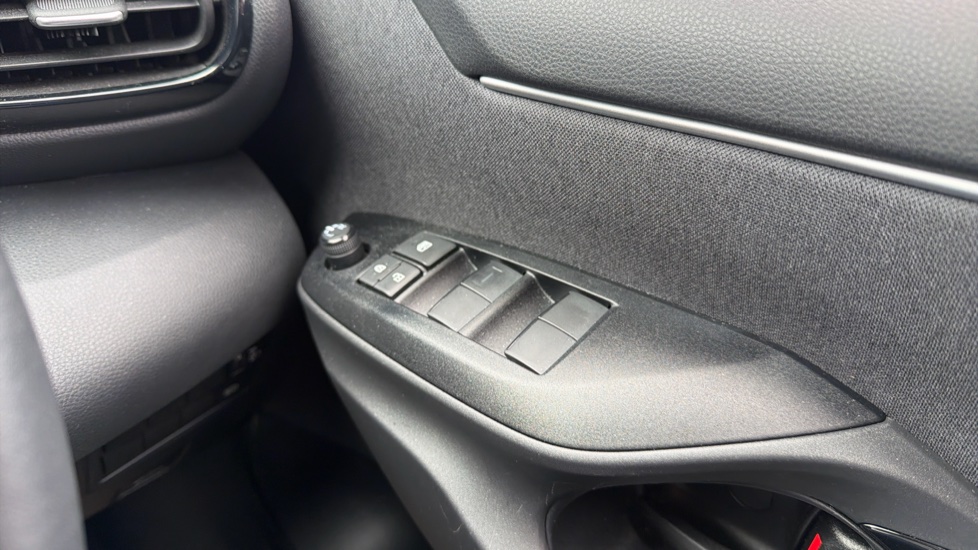 Toyota Yaris 1.5 Hybrid Design 5dr CVT Hybrid Hatchback - Image 41