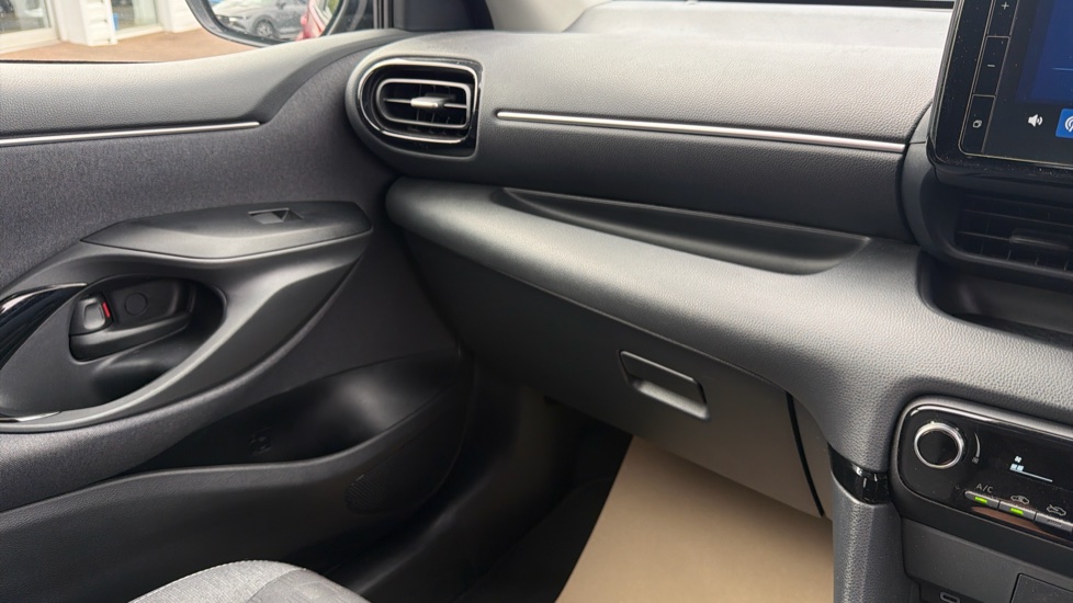 Toyota Yaris 1.5 Hybrid Design 5dr CVT Hybrid Hatchback - Image 51