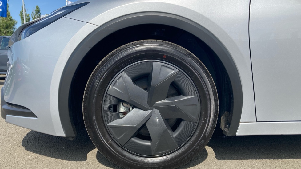 Toyota Prius 2.0 PHEV Design 5dr CVT Hatchback - Image 25