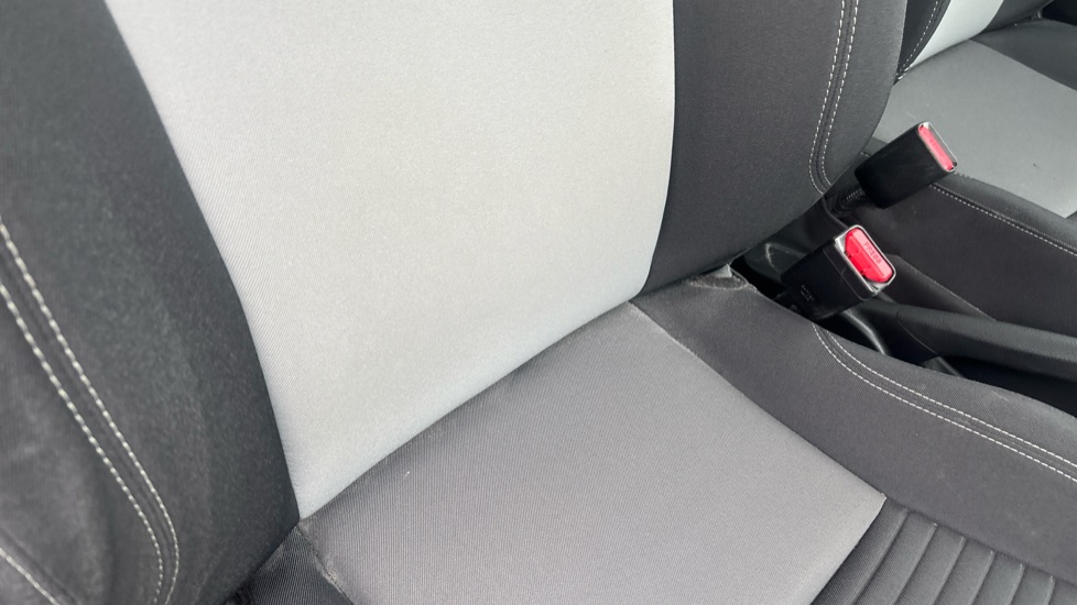 Toyota Yaris 1.5 VVT-i Icon Tech 5dr Petrol Hatchback - Image 14