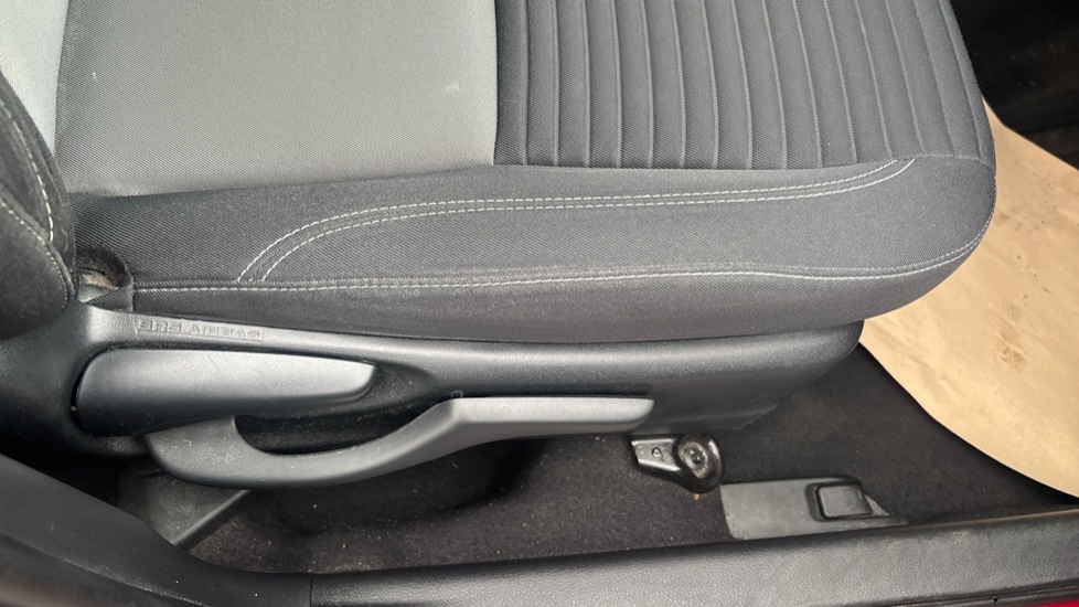 Toyota Yaris 1.5 VVT-i Icon Tech 5dr Petrol Hatchback - Image 17