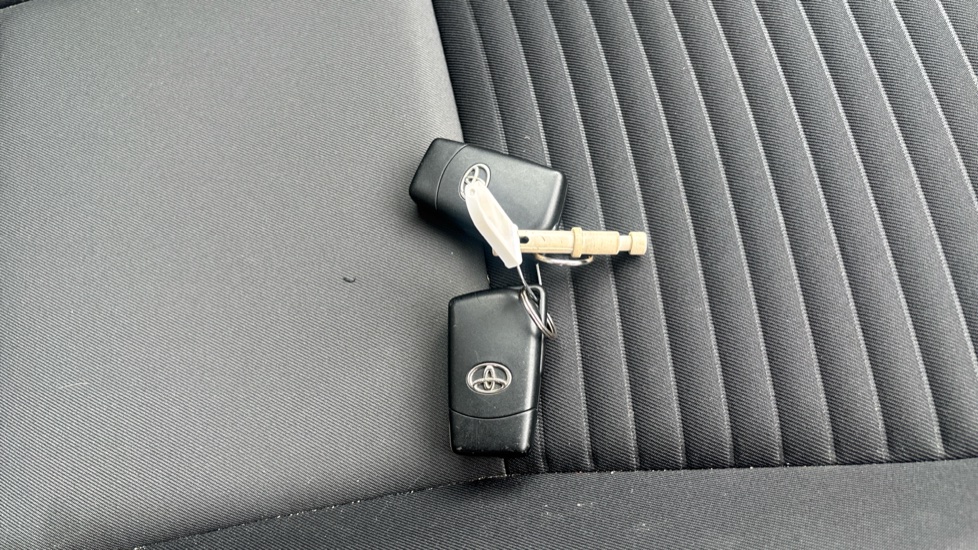 Toyota Yaris 1.5 VVT-i Icon Tech 5dr Petrol Hatchback - Image 28