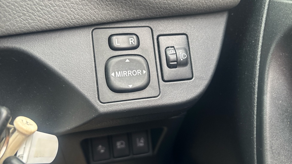 Toyota Yaris 1.5 VVT-i Icon Tech 5dr Petrol Hatchback - Image 37