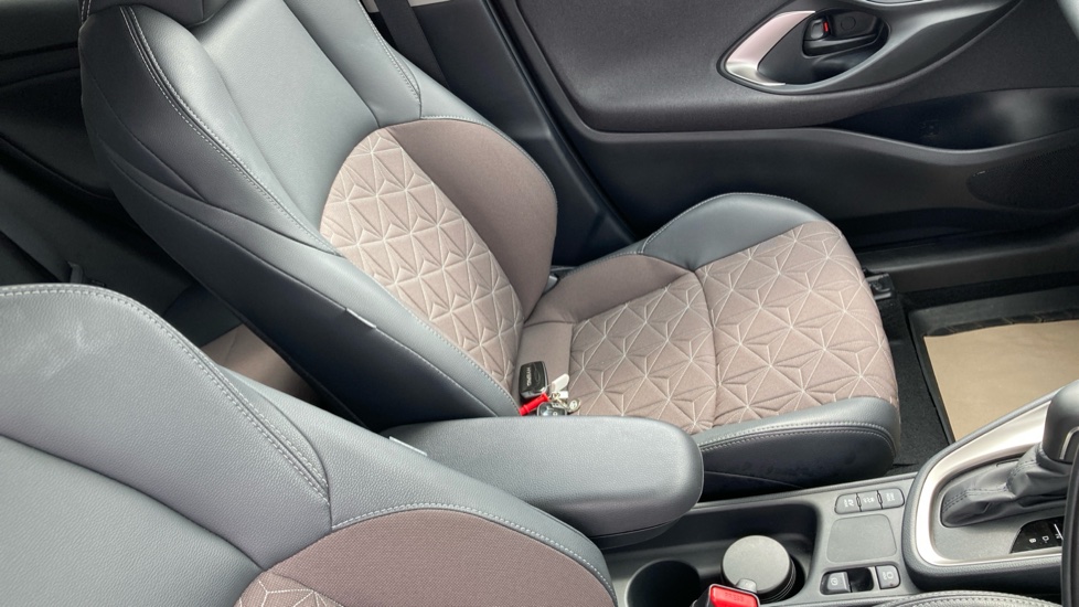 Toyota Yaris Cross 1.5 Hybrid Excel 5dr CVT Hybrid Estate - Image 44