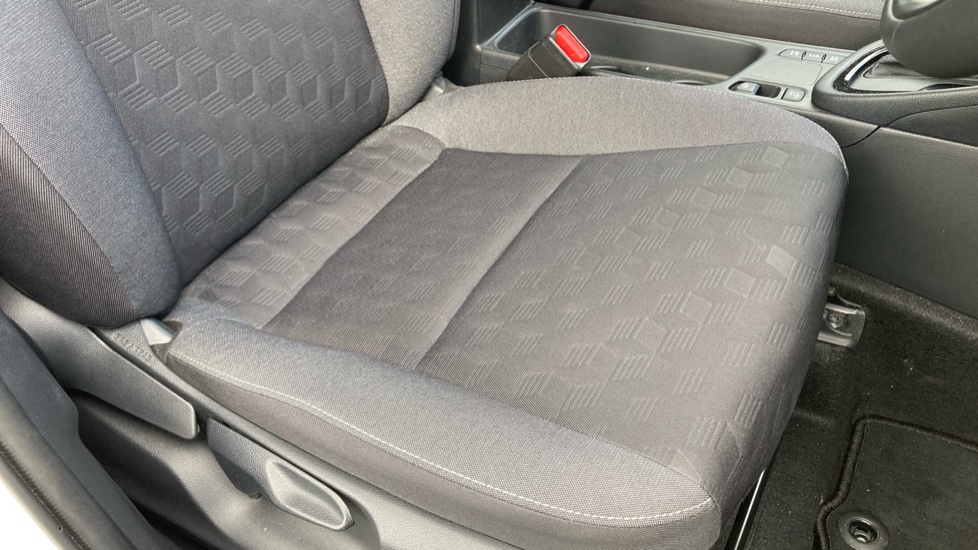 Toyota Yaris 1.5 Hybrid Design 5dr CVT Hybrid Hatchback - Image 17