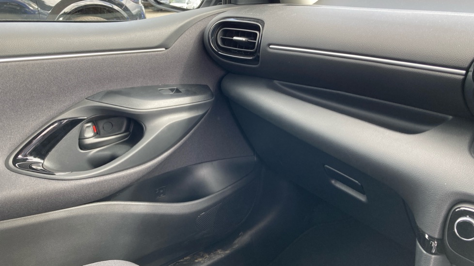 Toyota Yaris 1.5 Hybrid Design 5dr CVT Hybrid Hatchback - Image 33