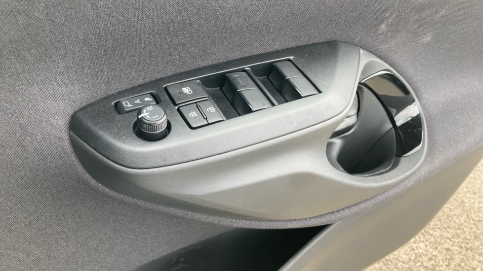 Toyota Yaris 1.5 Hybrid Design 5dr CVT Hybrid Hatchback - Image 40
