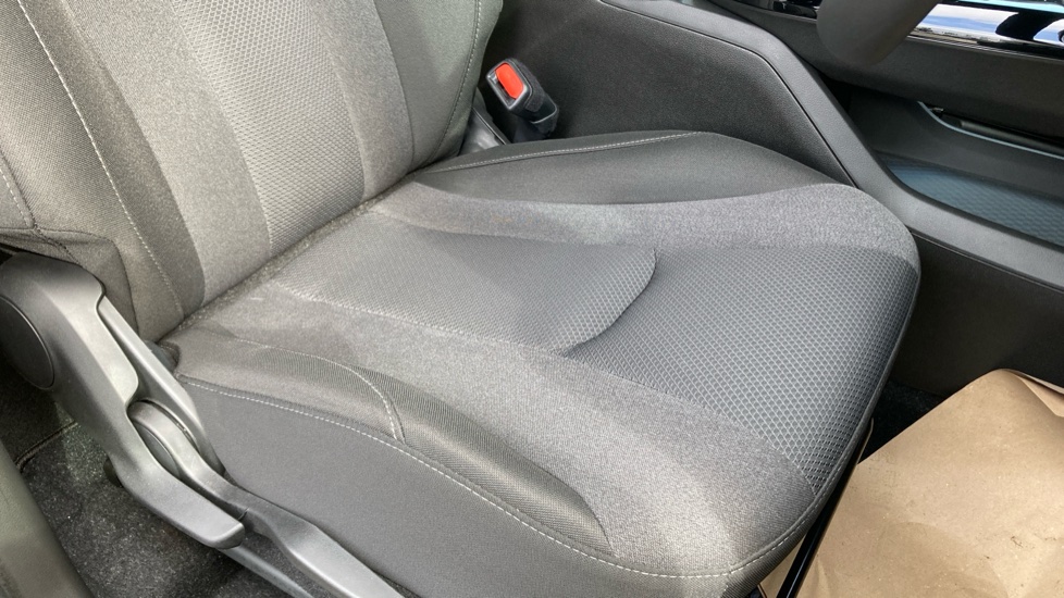 Toyota Urbancruiser 128kW Design 61kWh 5dr Auto Electric Estate - Image 17