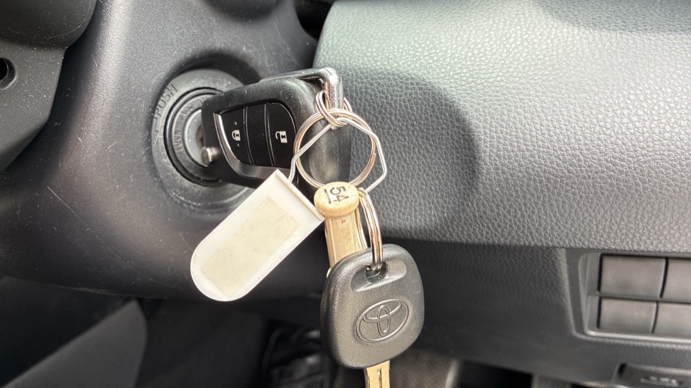 Toyota Yaris 1.5 Hybrid Design 5dr CVT Hybrid Hatchback - Image 16