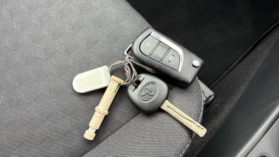 Toyota Yaris 1.5 Hybrid Design 5dr CVT Hybrid Hatchback - Image 28